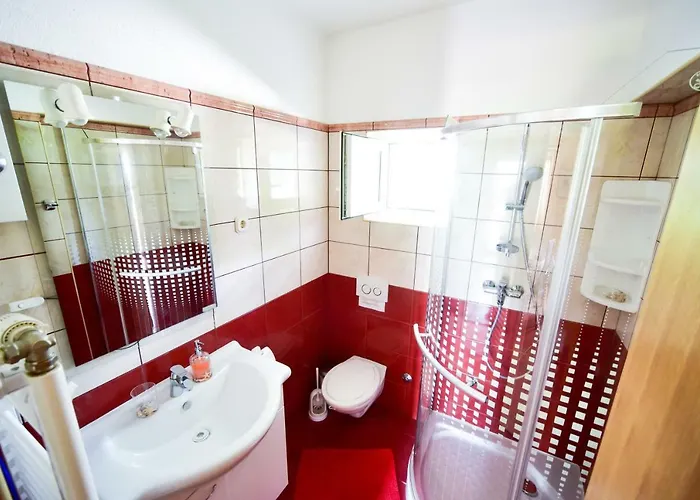 לינה וארוחת בוקר Haus Josipa מסלניקה