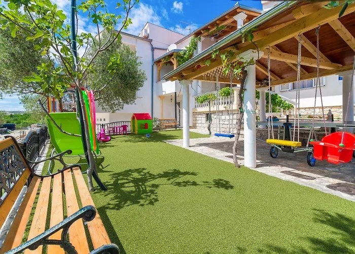 לינה וארוחת בוקר Haus Josipa מסלניקה